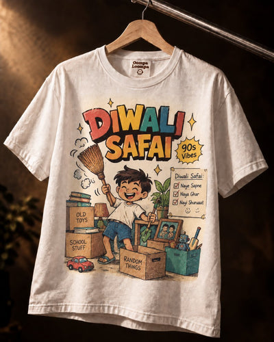 Diwali Safai 90s Vibes kids' T-shirt: a boy with a broom among boxes of old toys